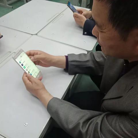 白桥镇社区教育中心校积极开展老年人智能手机培训