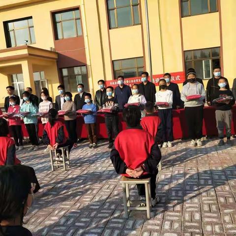 爱心之举显真情，捐赠校服暖人心——蒋坊完全小学校服捐赠仪式