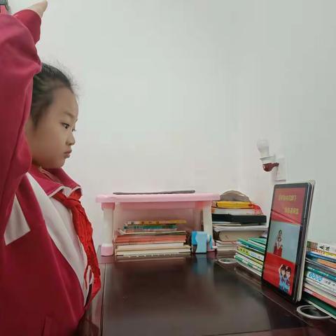 线上共抒爱国情，居家升旗别样红——吴堡一小二年级六班线上升旗仪式
