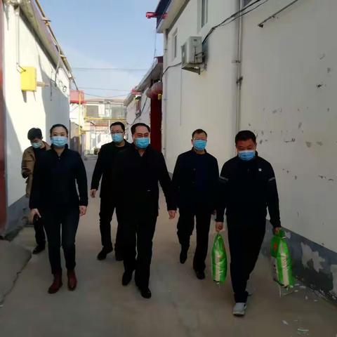 区领导张保双、程德军、高爱军利用一天时间慰问建档立卡户、低保户、困难职工及走访辖区企业。