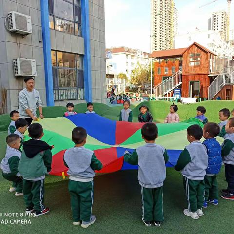 大风车幼儿园金龟子五班体智能彩虹伞