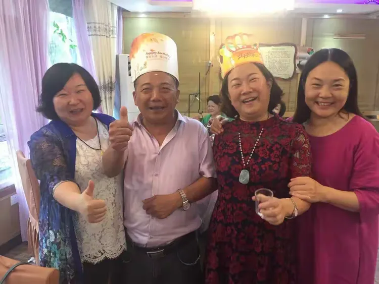 2017年9月23日，生日嗨嗨群在射洪万象农庄为成 勤．许世林．王艳君．陈建国．李永平．江晓红庆生