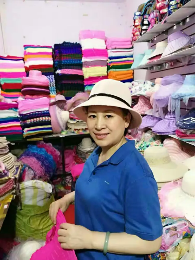 小邱妹尽地主之宜,还要带我俩去选其它礼物,被我俩惋言谢绝。最后选中这两款凉帽,我们姐仨每个两顶。