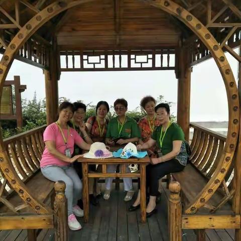 6月25，26日我们同窗好友一起去，英山神峰山庄去游玩。这里的山水，这里的生态环境令人心怡。留下了美好的记忆！