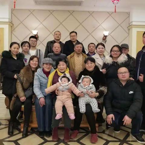 2018年春节，一家人欢聚一堂，两个小宝贝也亲密无间。(亲亲)