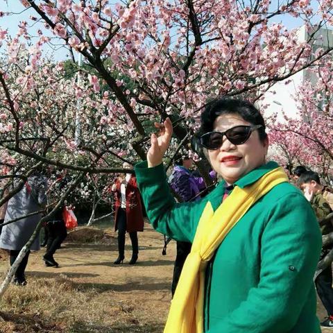 踏着春光，闻着花香，姐妹相邀，湖师照像。花枝摇曳，熙熙攘攘，爱花留影，呵护芬芳！