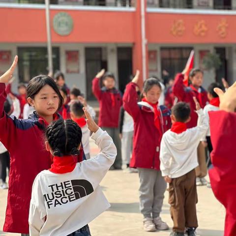 成长没有句点，青春一路向阳。