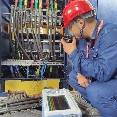 十四运保电团队对不间断电源设备进行闪动测试