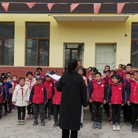 学习雷锋好榜样，三月花开助人乐——榆盘镇苏家小学学“雷锋”系列活动。