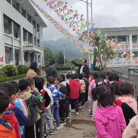 走进小学，体验成长”纸厂乡幼儿园大班幼儿参观小学活动