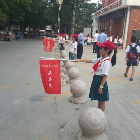 人人文明礼让 处处友爱温馨——市实验小学三(九)班志愿者服务在行动