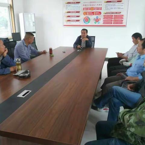 二三产党支部组织党员开展义务劳动