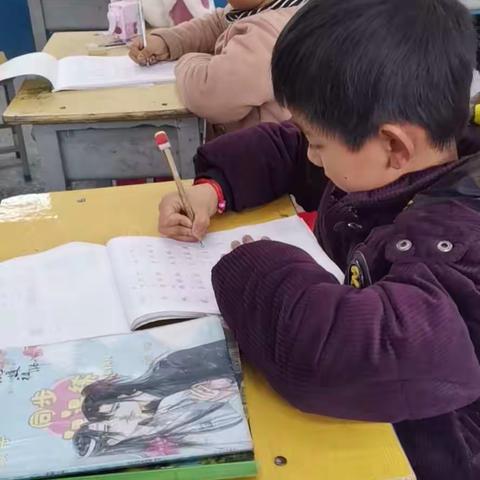 袁张桥小学“坚持练字帖”