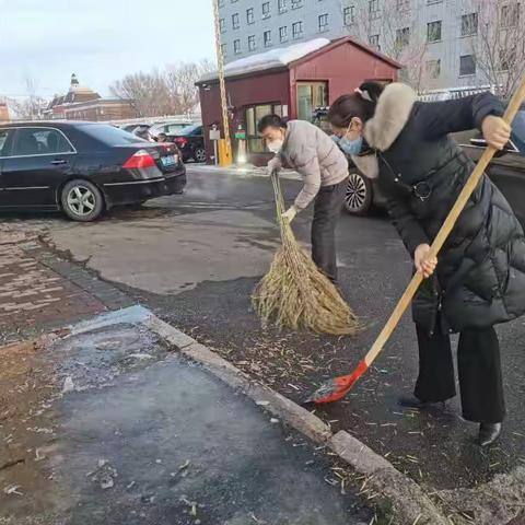 富蕴县支行“学习雷锋践行动，清洁卫生促文明”