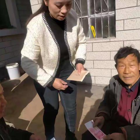 富源县墨红镇三台村委会开展2022年春节期间走访慰问慰问金困难党员、支前民工发放图片