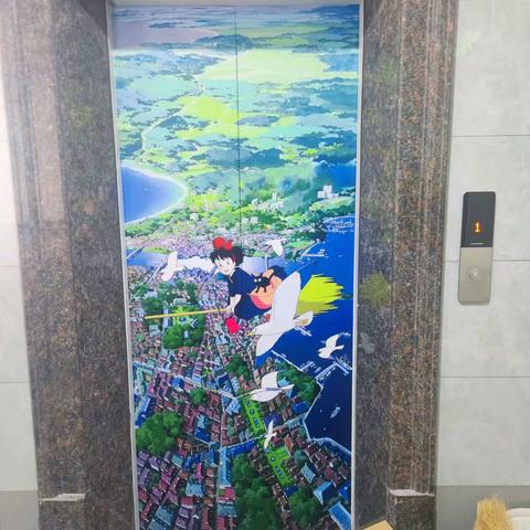 电梯门和消防栓的装饰