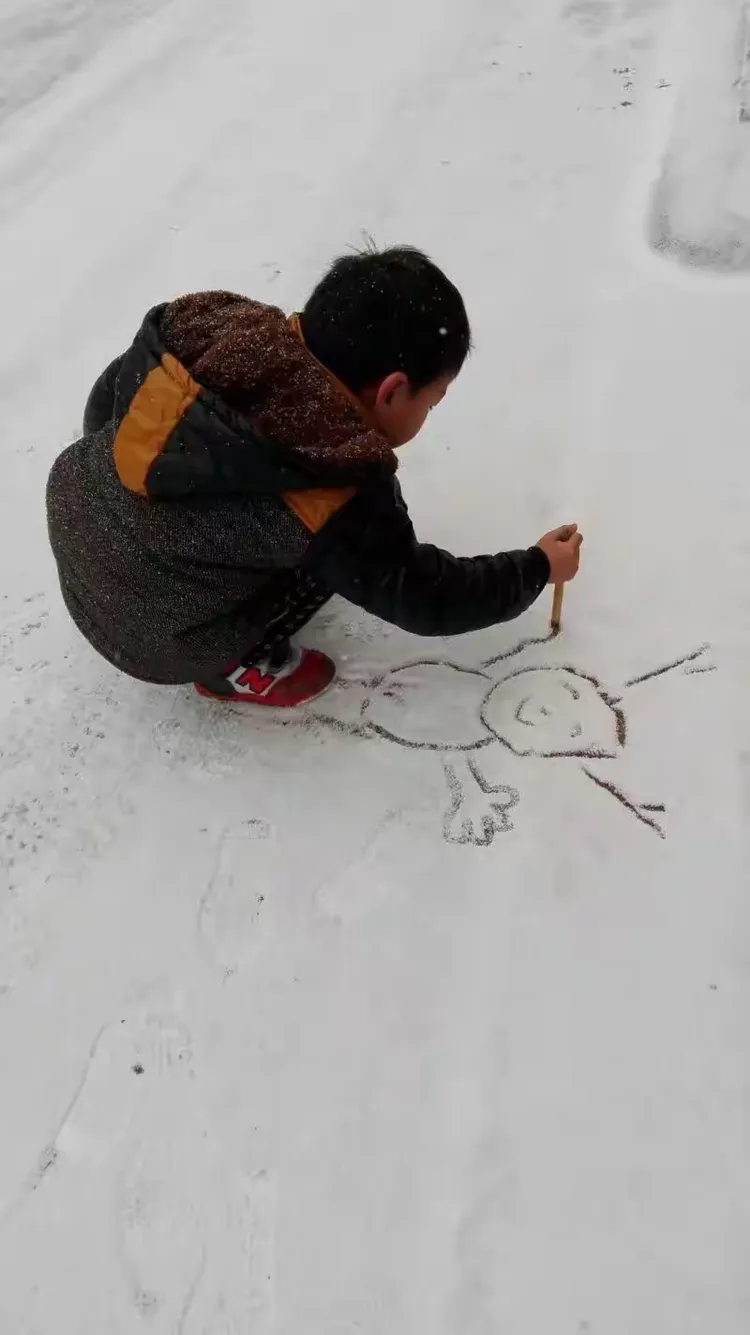 雪地里的小画家。