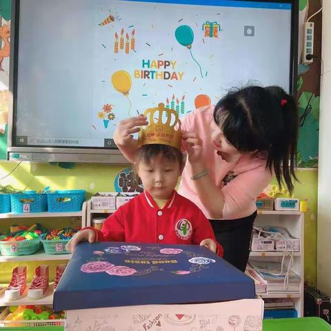 今天是教育中心幼儿园小二班小朋友李昕桐的生日《难忘的生日》