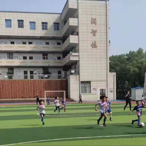 奋勇拼搏的足球少年