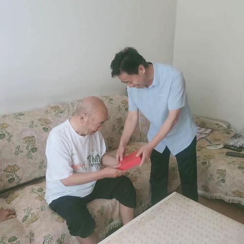 重温历史，致敬前辈——人行获嘉县支行党支部组织开展走访慰问老党员暨“光荣在党50年”纪念章颁发活动