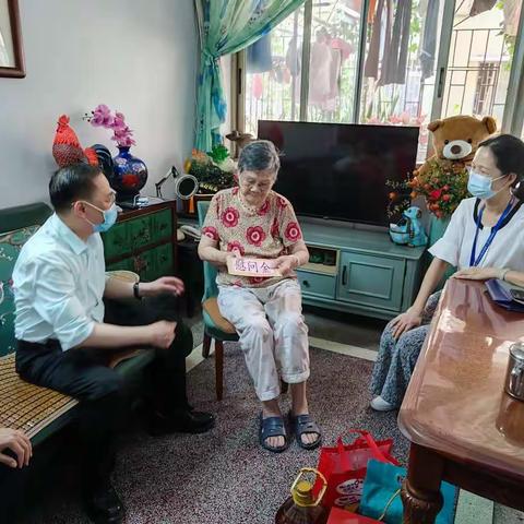 区政协副主席伍伟强深入合益社区开展“七一”慰问活动