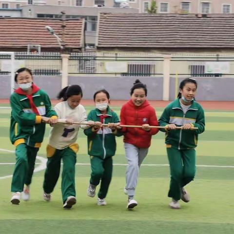 团结一心向前冲  奋勇争先乐其中——济南市莱芜师范附属小学乐德中队参加学校组织的持杆绕标志物接力跑比赛