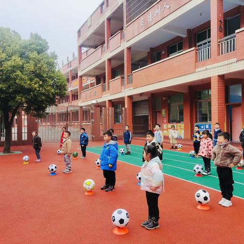 趣味十“足”——下两镇小学附属幼儿园足球课开课啦👏👏