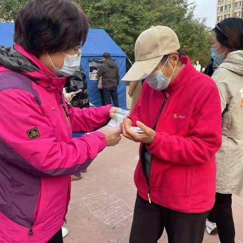 【西港路街道文化站】暖心“小挂牌”解决老年人核酸采样“大难题”