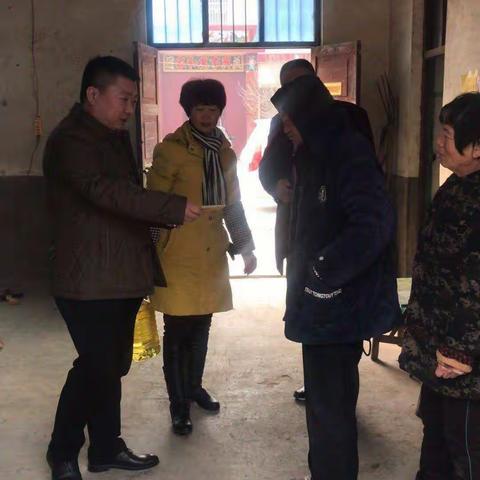 纷至沓来送关怀，岁寒情深暖人心。                       一一裴城镇2019年春节慰问掠影