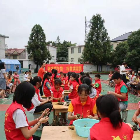 浓浓端午情，粽香满园飘——记“大手拉小手”校园包粽子活动
