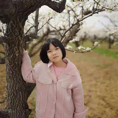 一个有故事的小女孩——关宏