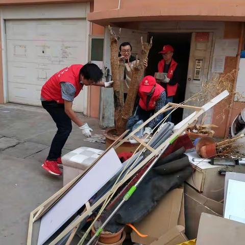 清理小区杂物 更显文明进步
