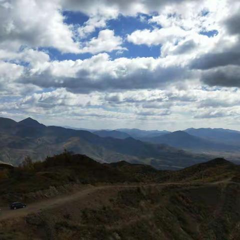 深秋山顶风微凉，我们等风也等你