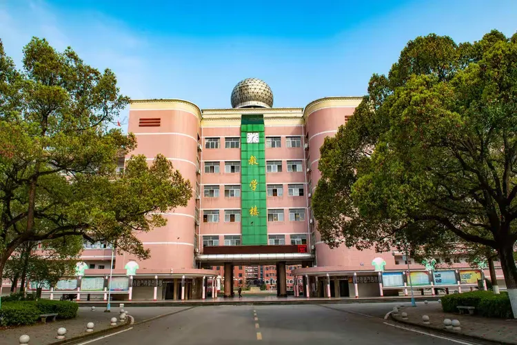 怀化市4月学考模考中溆浦一中九科合格率全市第一