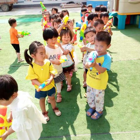 清华之星幼儿园【水枪大战】