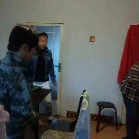 清原县南山城镇大枉沟村妇联帮助精准扶贫户贫困母亲打扫卫生