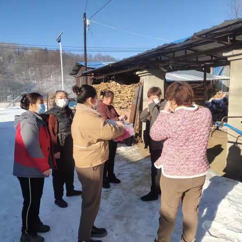 清原县南山城镇大枉沟村"文明尚佳节，志愿关爱行"巾帼学雷锋志愿服务活动之一