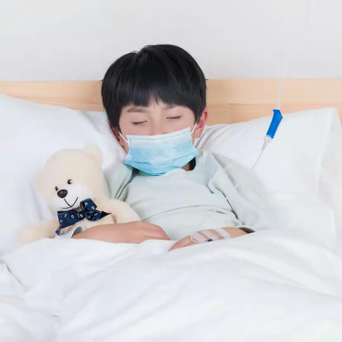 儿童发烧咳嗽需要马上去医院吗？儿童感染新冠后有哪些表现，不同年龄段的用药和注意事项是否不一？