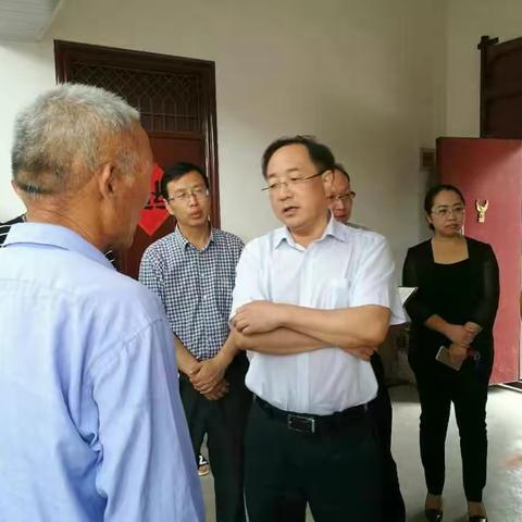 区人大主任王福林到黄良督察扶贫攻坚工作。