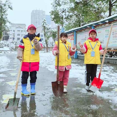 师生帮铲雪  爱心暖校园