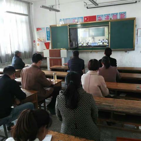 看庄小学组织全体教职工观看法制教育讲座