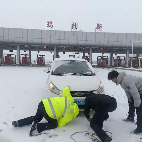 玛纳斯匝道收费站：推车“侠”齐上阵  暖心行动助力春运