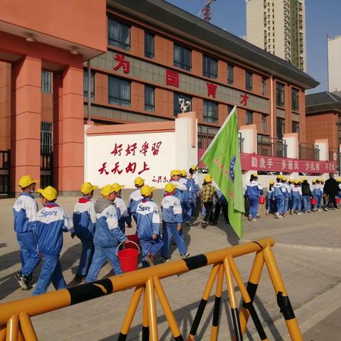 学习雷锋，美化环境——秦安县第七小学四（2）班中队开展3·5雷锋日系列主题活动小记