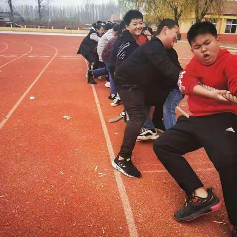 团结就是力量——蓝村赵家屯小学冬季拔河比赛