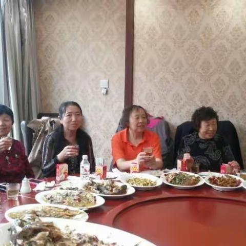 2017年 张立志和葛秀侠在码头江鱼馆招待老同学