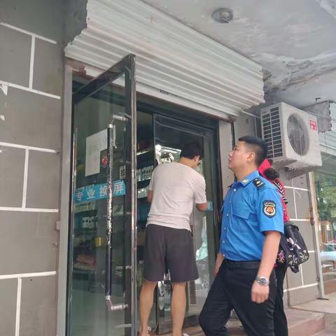 清理临街小广告                                   提升城市整体形象