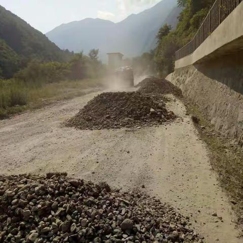 安冷路填补坑槽