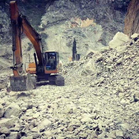 8月24安保科周二次检查，对k2爆破处排险，k39爆破警戒人员，2/3/4工区现场施工面逐步检查