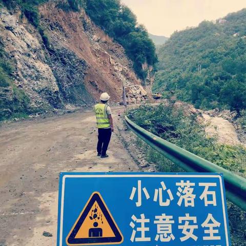 7月5日岳纯和陈奕行对雨后施工进行了检查。