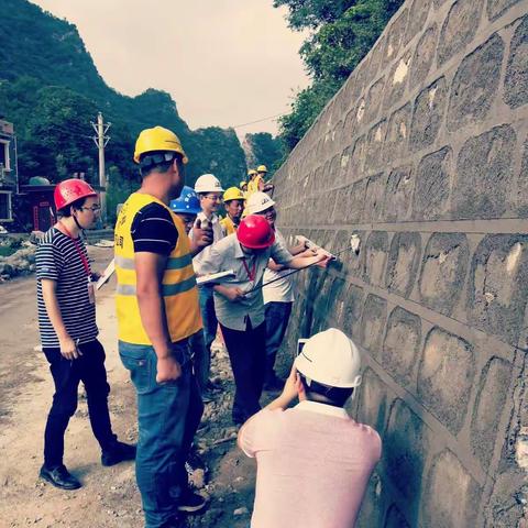 管理处月中安全生产大检查。人员：张副处 秦权 岳纯 陈奕行 监理总代表王刚 项目部经理鱼雷 项目部总工王磊